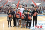 NBA职业球员与师生们面对面切磋球技，共享篮球运动的乐趣。　丁思 摄 - 甘肃新闻