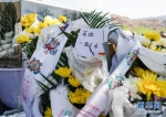 （社会）（1）群众自发前往西昌市殡仪馆悼念牺牲的扑火人员 - 人民网