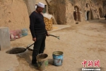 平凉市崆峒区新庄湾村把人饮水送到了村民的院子里。　张海民 摄 - 甘肃新闻