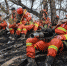 火场火势缓解后，消防员原地休息。（甘肃省森林消防总队供图） - 人民网