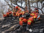 火场火势缓解后，消防员原地休息。（甘肃省森林消防总队供图） - 人民网