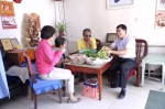 图为杨荣夫妇和张永忠夫妇在家吃饭、聊天。(资料图)钟欣 摄 - 甘肃新闻