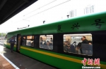 4月10日，兰渝铁路首次开行的兰州至成都东“绿巨人”动车组列车在兰州站发车。　杨艳敏 摄 - 甘肃新闻