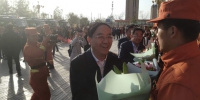 甘肃省副省长李沛兴在慰问指战员同志。（孙康洁 摄） - 人民网