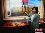 图为甘肃酒泉“创业妹”邓世贤介绍农村妇女们的手工艺品。　闫姣 摄 - 甘肃新闻