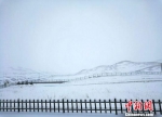 4月12日晚，乌鞘岭出现强降雪天气过程过程。截至13日9时，降水量达9.4毫米，积雪深度达6厘米，最低温度-3.0℃，目前降雪仍在持续。乌鞘岭气象站供图 - 甘肃新闻