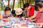 2018年8月，志愿者携手景区游客开展“共享壁画”互动活动。(资料图) 韩东洁 摄 - 甘肃新闻