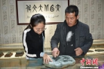 图为甘肃省工艺美术大师杜瑞天讲解洮砚雕刻技艺。　邓晓旭 摄 - 甘肃新闻