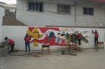 学校组织师生在郭嘉镇学区开展校园墙面美化活动 - 兰州城市学院
