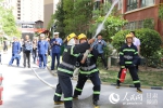 微型消防站消防员进行灭火演练。（白永强 摄） - 人民网