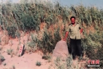 1999年李生寿在红石井派出所周围巡逻留念受访者供图 - 甘肃新闻