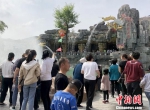 景区5月1日接待游客约六万人，游客络绎不绝。　刘杰 摄 - 甘肃新闻