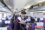 图为列车工作人员为旅客提供服务。　宋佳龙 摄 - 甘肃新闻