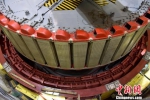 图为重达700多吨的发电机转子成功回装。　侯齐 摄 - 甘肃新闻