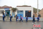 图为当地贫困村小学放学。　李瑶 摄 - 甘肃新闻