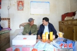 图为甘肃省体育局局长王向晨在定点扶贫地区访贫问苦，了解贫困群众难心事。　李瑶 摄 - 甘肃新闻