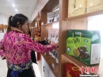 图为客户在实体店了解“天祝原生”文旅农区域公共品牌特色产品。　崔琳 摄 - 甘肃新闻