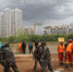 图为救援现场，消防官兵在加固堤坝。　杨娜 摄 - 甘肃新闻