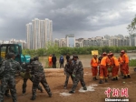 图为救援现场，消防官兵在加固堤坝。　杨娜 摄 - 甘肃新闻