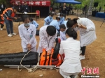 图为救援现场医护人员救治“落水人员”。　杨娜 摄 - 甘肃新闻