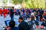 图为敦煌市沙州乐园民族歌舞团在莫高窟前表演敦煌民间戏曲。　王斌银 摄 - 甘肃新闻