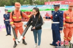 图为活动现场，民众体验消防器材的使用。　胡宇 摄 - 甘肃新闻