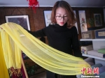 图为祁辉展示手工染织的丝巾。　魏建军 摄 - 甘肃新闻