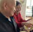孙维成夫妇拿着“年代感”十足的结婚证，讲述着60年兰州变化的故事。　高康迪 摄 - 甘肃新闻