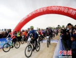 图为第二届沙枣花旅游节山地自行车邀请赛现场。　马爱彬 摄 - 甘肃新闻