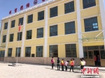 图为甘肃山区的一所学校。(资料图) 徐雪 摄 - 甘肃新闻