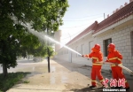 图为乡村义务消防员演练火灾救援。　刘玉桃 摄 - 甘肃新闻