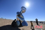 图为向全球征集创作的26件雕塑作品亮相甘肃民勤县的大沙漠中，展现自然与艺术的完美结合。　杨艳敏 摄 - 甘肃新闻