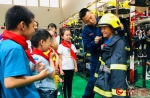 天津市南开区：少年儿童走进消防队过别样“六一” - 人民网