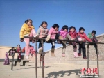 图为甘肃积石山县某贫困村小学学生下课后在操场上玩耍。(资料图) 魏建军 摄 - 甘肃新闻