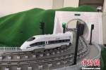 图为轨道交通实验室模拟火车穿过隧道。　刘玉桃 摄 - 甘肃新闻
