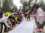 图为山区孩子们和城里孩子们共同完成画作。　崔琳 摄 - 甘肃新闻