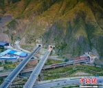 处在大山中的兰渝铁路。中国铁路兰州局供图 - 甘肃新闻