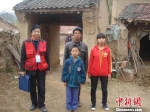 图为王小平在乡下“助学”走访。(资料图) 钟欣 摄 - 甘肃新闻