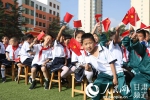 甘肃兰州：毕业季里别童年 六月校园红旗飘 - 人民网