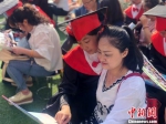 图为毕业生和家长一起阅读毕业纪念册。　达媛 摄 - 甘肃新闻