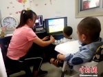 图为甘肃省康复中心医院儿童康复科内正在进行语言康复训练课。　高康迪 摄 - 甘肃新闻