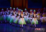 2018年10月，由甘肃大剧院艺术学校创排、美国知名舞蹈编导布鲁斯·斯蒂尔执导的本土少儿芭蕾舞剧《天鹅湖》在兰州演出，200多名本土“小天鹅”演绎足尖魅力。(资料图) - 甘肃新闻