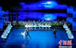 2018年10月，由甘肃大剧院艺术学校创排、美国知名舞蹈编导布鲁斯·斯蒂尔执导的本土少儿芭蕾舞剧《天鹅湖》在兰州演出，本土“小天鹅”们演绎足尖魅力。(资料图) 甘肃大剧院艺术学校供图 摄 - 甘肃新闻