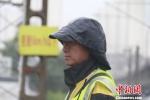 兰州西工务段兰州线路车间防护员雨中巡查。　王光辉 摄 - 甘肃新闻