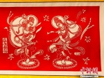 图为陈宜江所制作的剪纸版《盛唐舞女》。　艾庆龙 摄 - 甘肃新闻
