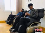袁家坝村老年人使用按摩椅。　艾庆龙 摄 - 甘肃新闻