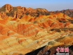 张掖丹霞地貌主要由红色砾石、砂岩和泥岩组成，有明显的干旱、半干旱气候的印迹。(资料图) 吴学珍 摄 - 甘肃新闻