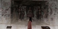 图为甘肃兰州“80后”作家夏燕看着壁画沉思。(资料图) 钟欣 摄 - 甘肃新闻