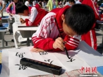 兰州市中小学生现场挥毫泼墨。(资料图) 刘薛梅 摄 - 甘肃新闻