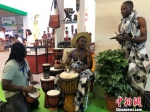 图为来自埃塞俄比亚的艺人表演手鼓。　徐雪 摄 - 甘肃新闻